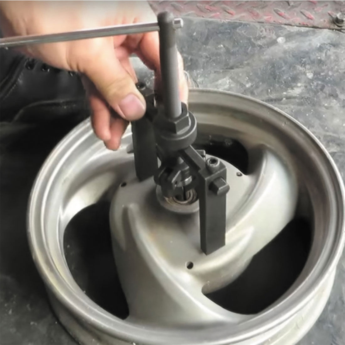 Toledo 3 Jaw Pilot Bearing Puller, , scanz_hi-res